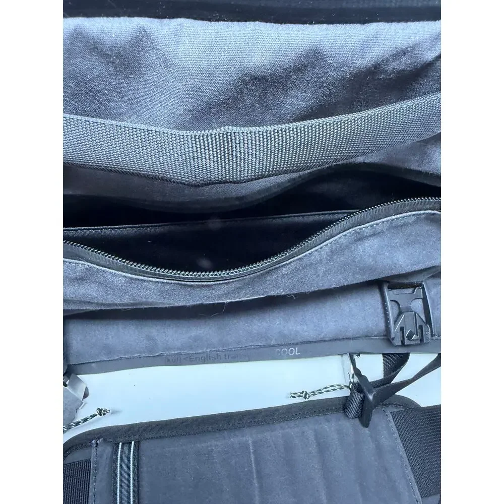 KUHL Escape 14 Kanvas Messenger Laptop Crossbody Carrier Bag in Ink Black